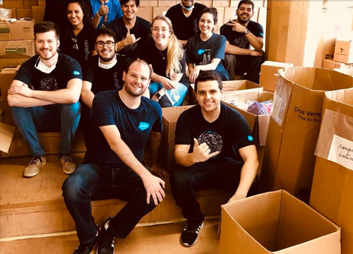 Foto do time da Salesforce fazendo voluntariado na Cruz Vermelha