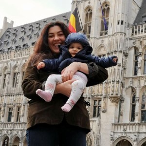 Image of Aliki Foinikopoulou with her daughter.