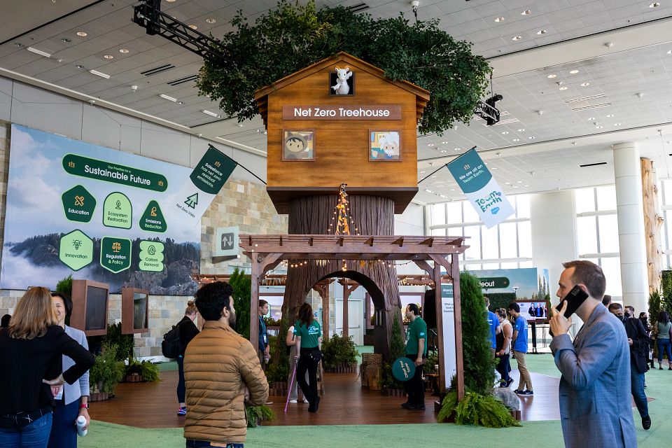 People visiting Net Zero Treehouse in Net Zero Vista at Dreamforce.