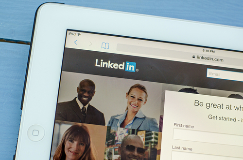 B2B Buyers Are Calling for a Change in How You Socially Sell to Them on LinkedIn 