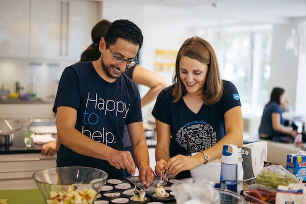 Munich employees bake cupcakes