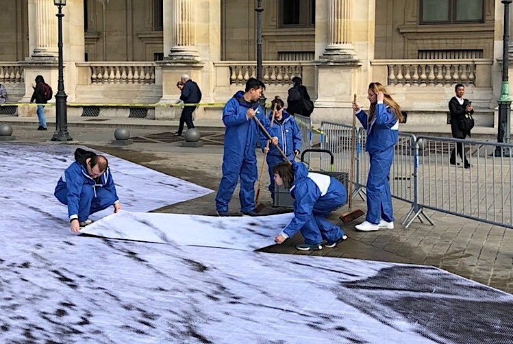 Photo of the volunteers building the installation outside the Louvre museum in Paris