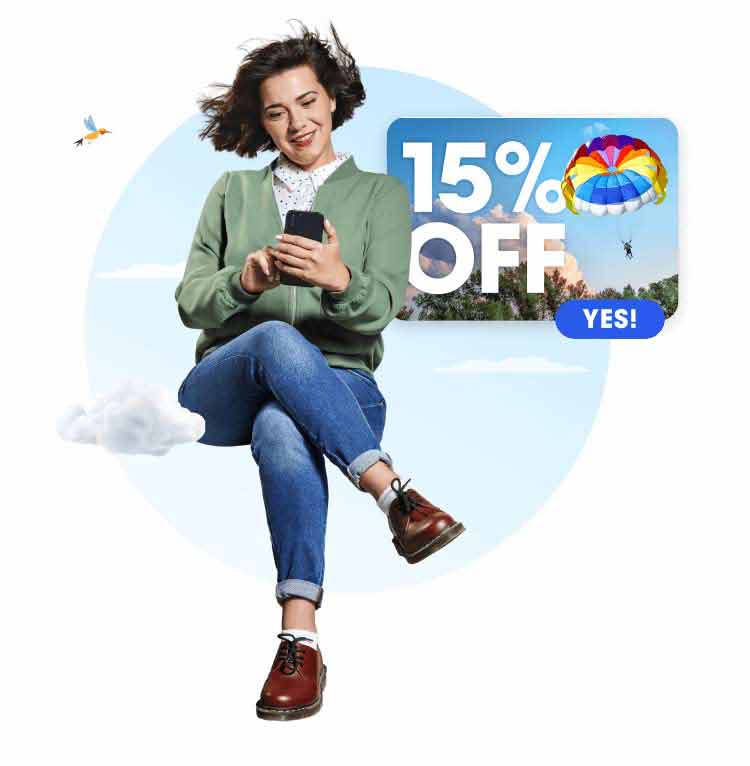 Paola qui regarde un appareil mobile et un bon de réduction de 15 %.