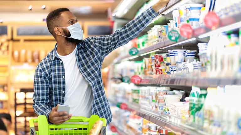 Hombre comprando en un supermercado