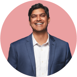 Un hombre con un traje de negocios en un fondo circular de color rojo claro