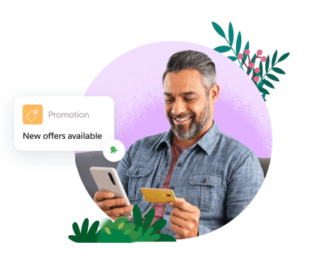 携帯電話でクレジットカードを使って購入代金を支払っている消費者。