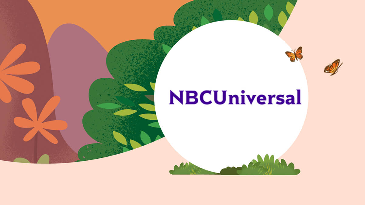 Globoplay-Logo vor einem Hintergrund aus grünen Bäumen und blauem Himmel.