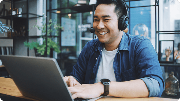 A B2B customer service rep working on a laptop