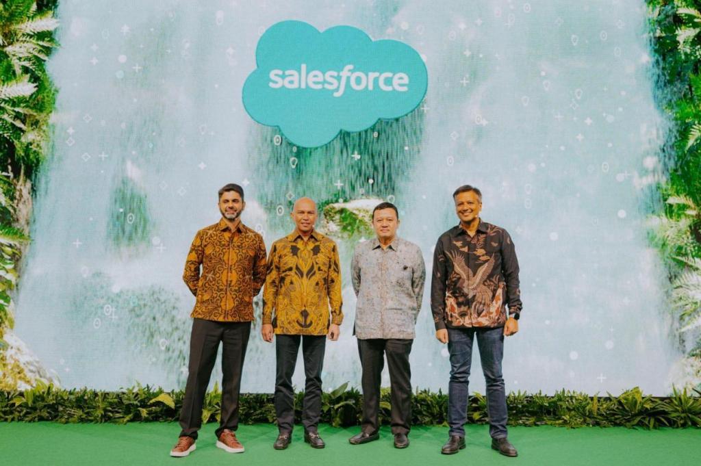kkasha Sultan, Iman Muhammad, Edwin Hidayat Abdullah,Sujith Abraham in front of a large screen