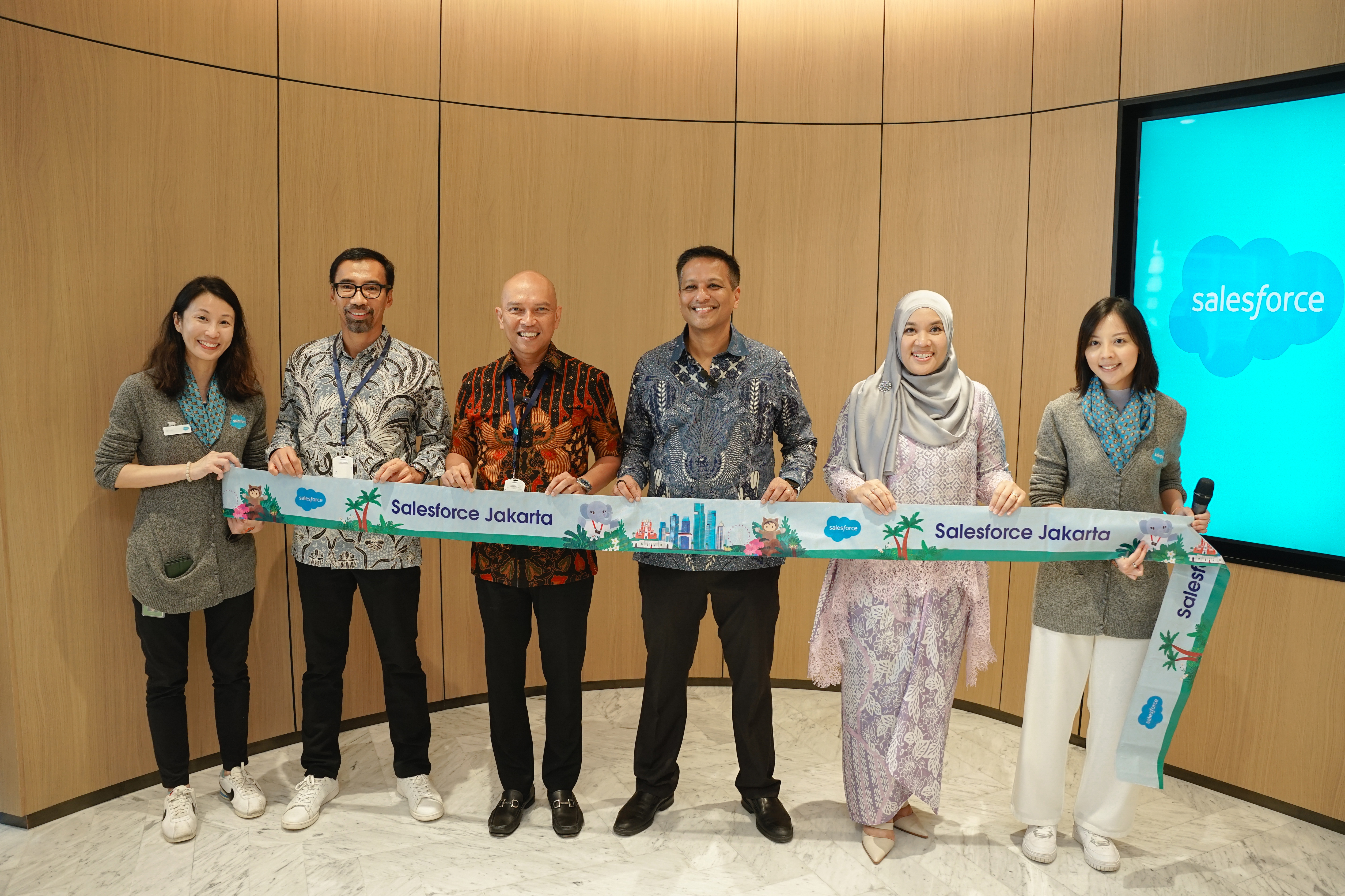 1 - (Names L-R; second from left onwards) Sofran Irchamni, Regional Vice President, Sales, Tableau Indonesia; Iman Muhammad, Regional Vice President and Country Director, Salesforce Indonesia; Sujith Abraham, Senior Vice President and General Manager, Salesforce ASEAN; Jelita Kamal, Vice President — Head of Services, ASEAN & Taiwan