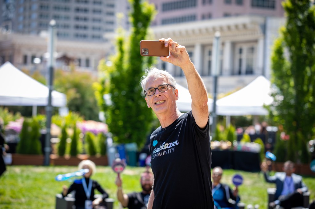 Parker Harris taking a selfie with the audience at TrailheaDX 2021