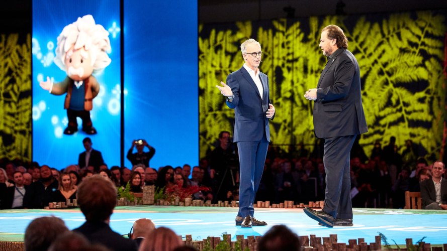 parker harris and marc benioff announce new Einstein features onstage at dreamforce ’19