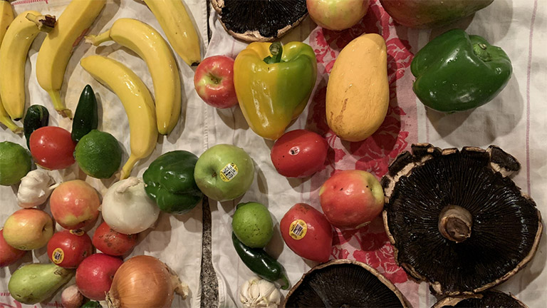 Fruits that were washed to put them on the kitchen counter to avoid using plastic