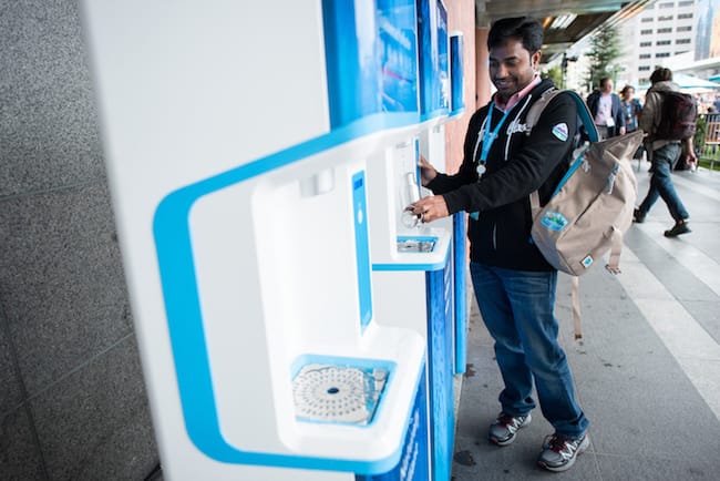 Photo of a Dreamforce attendee filling up a reusable water bottle