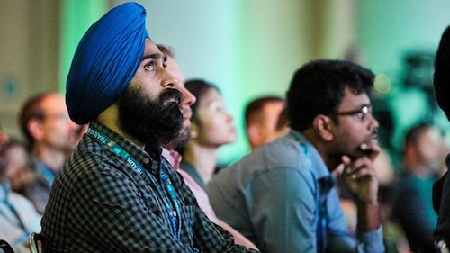 Attendees watch all the TrailheaDX ‘19 action