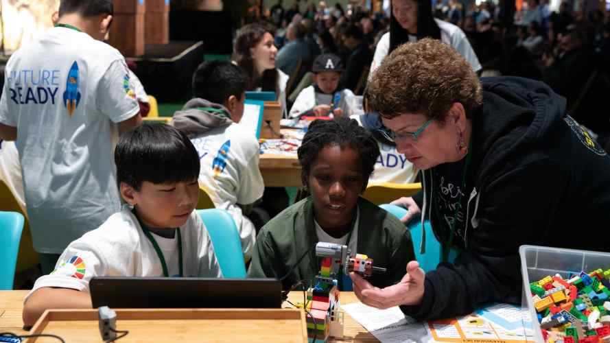 Kids learn about robots at Dreamforce '19
