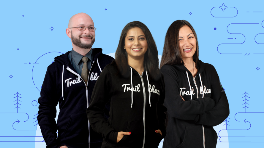 گروهی متشکل از سه توسعه‌دهنده Trailblazer با هودی‌های مشکی Trailblazer خود در کنار پس‌زمینه آبی با جزئیات هنری خطی ایستاده‌اند.