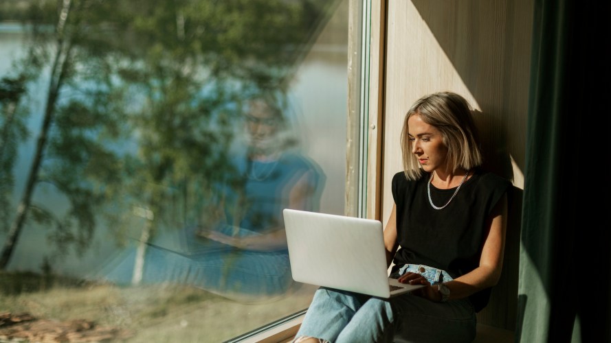 زنی که در خانه اش کنار دریاچه نشسته و به لپ تاپ خود نگاه می کند / خانه دریاچه داده چیست