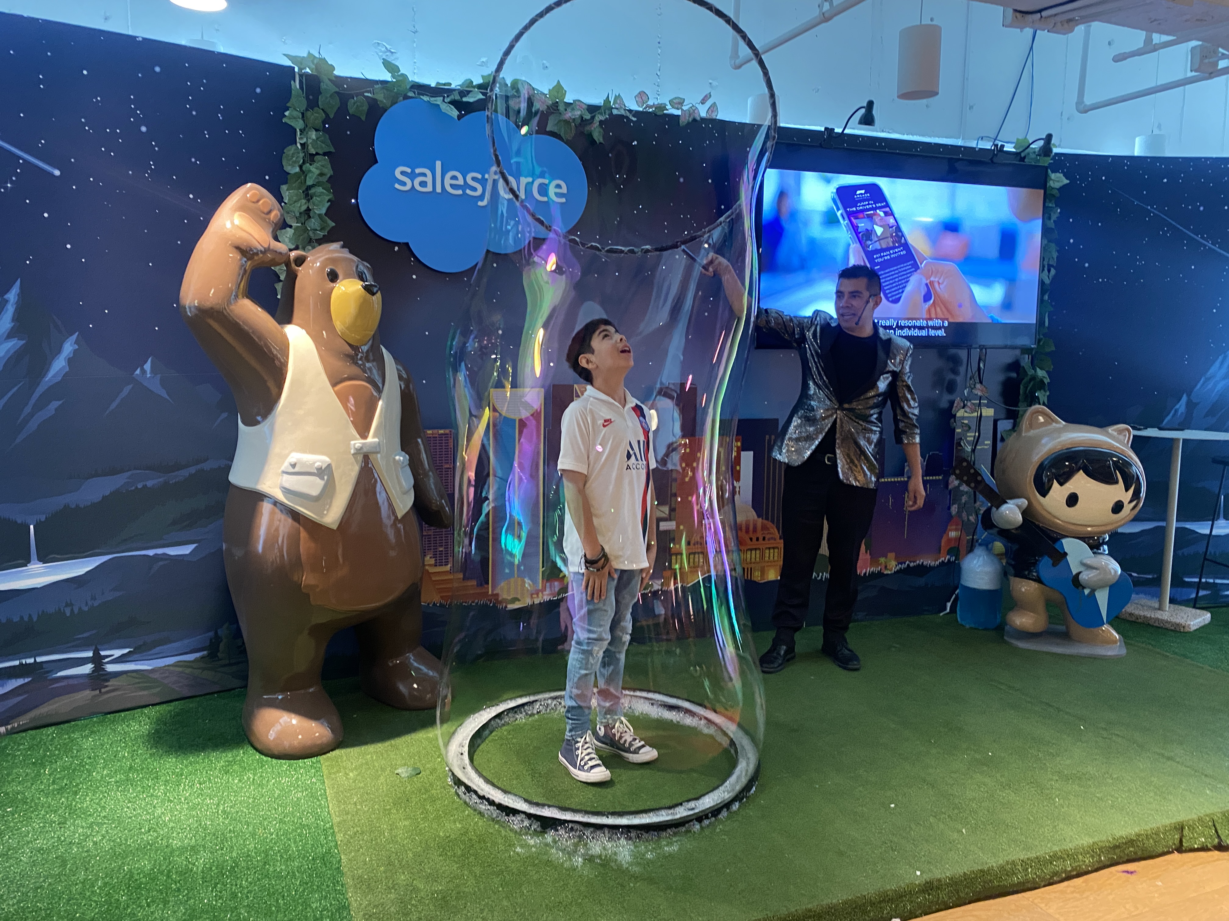 Playing with bubbles at the Salesforce Adventure Club event in Mexico.
