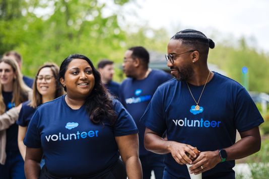 A group of employees from Toronto prepare to volunteer at a VTO event