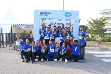 Participants of the event Salesforce Run 2024 posing together for a photo.