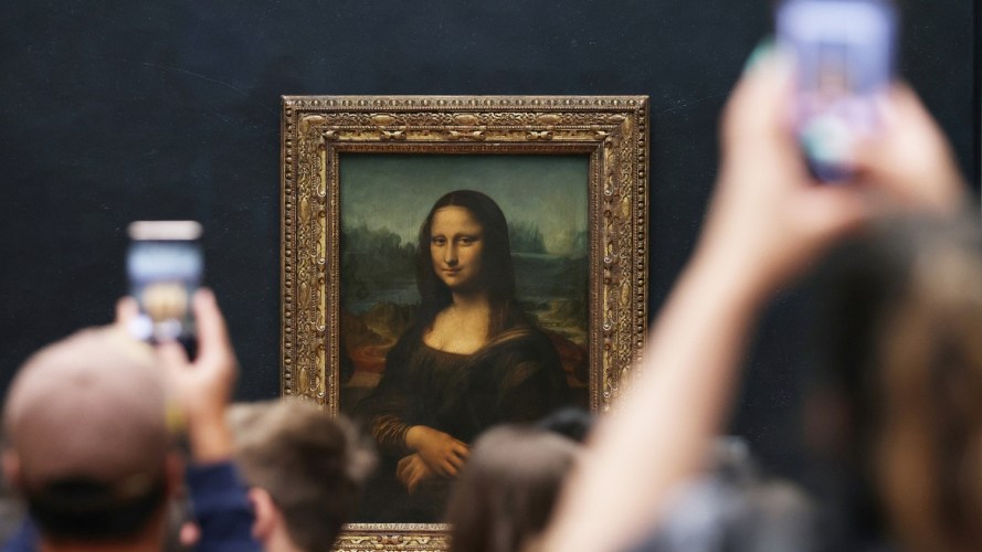 People taking photos of the Mona Lisa