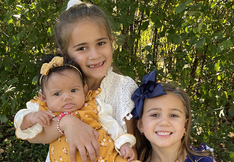 Photo of Vrahram litle daughter and his baby girl