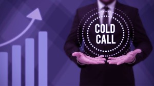 Imagem com um gráfico de barras ascendente e um homem de terno ao lado com as mãos abertas, como se estivesse segurando a inscrição "cold call".