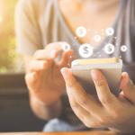 Jovem executivo traçando gráfico ascendente projetando o ano de 2022.