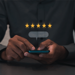 Homem segurando o celular e realizando uma avaliação de atendimento com 5 estrelas.