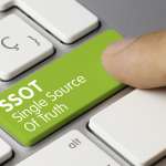 Programador digita tecla com os dizeres “SSOT – Single Source of Truth”