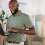 Usuário realiza compras online em um e-commerce.