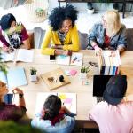 7 pessoas reunidas em uma mesa discutindo ações