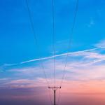 poste de energia ao centro