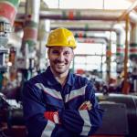 homem trabalhando ao centro. Maquinário ao fundo