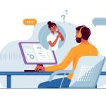 Imagem mostra um funcionário sentado em uma mesa com fone de ouvido, computador, falando com um cliente por telefone