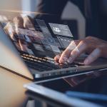 Pessoa trabalhando no computador com tela virtual