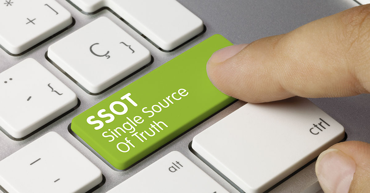 Programador digita tecla com os dizeres “SSOT – Single Source of Truth”