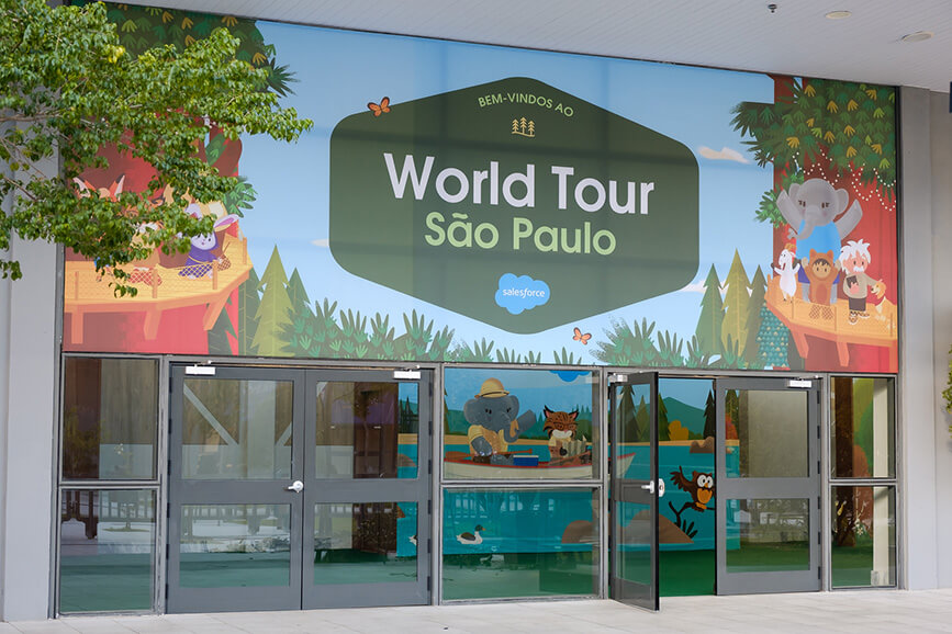 porta de entrada do evento salesforce com um banner da world tour são paulo