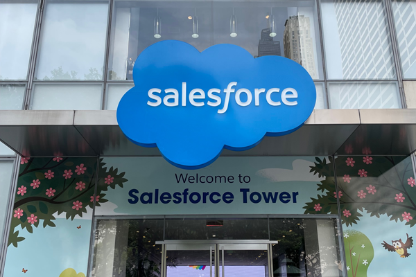Salesforce Tower Eingang mit Salesforce Logo