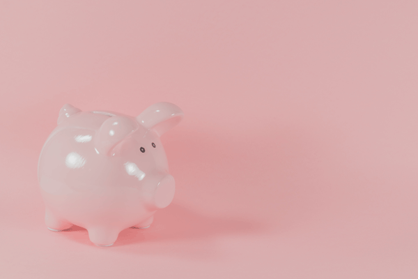 Ein rosanes Sparschwein, was auf einem rosafarbenen Hintergrund steht als Symbolbild für Umsatzsteigerung