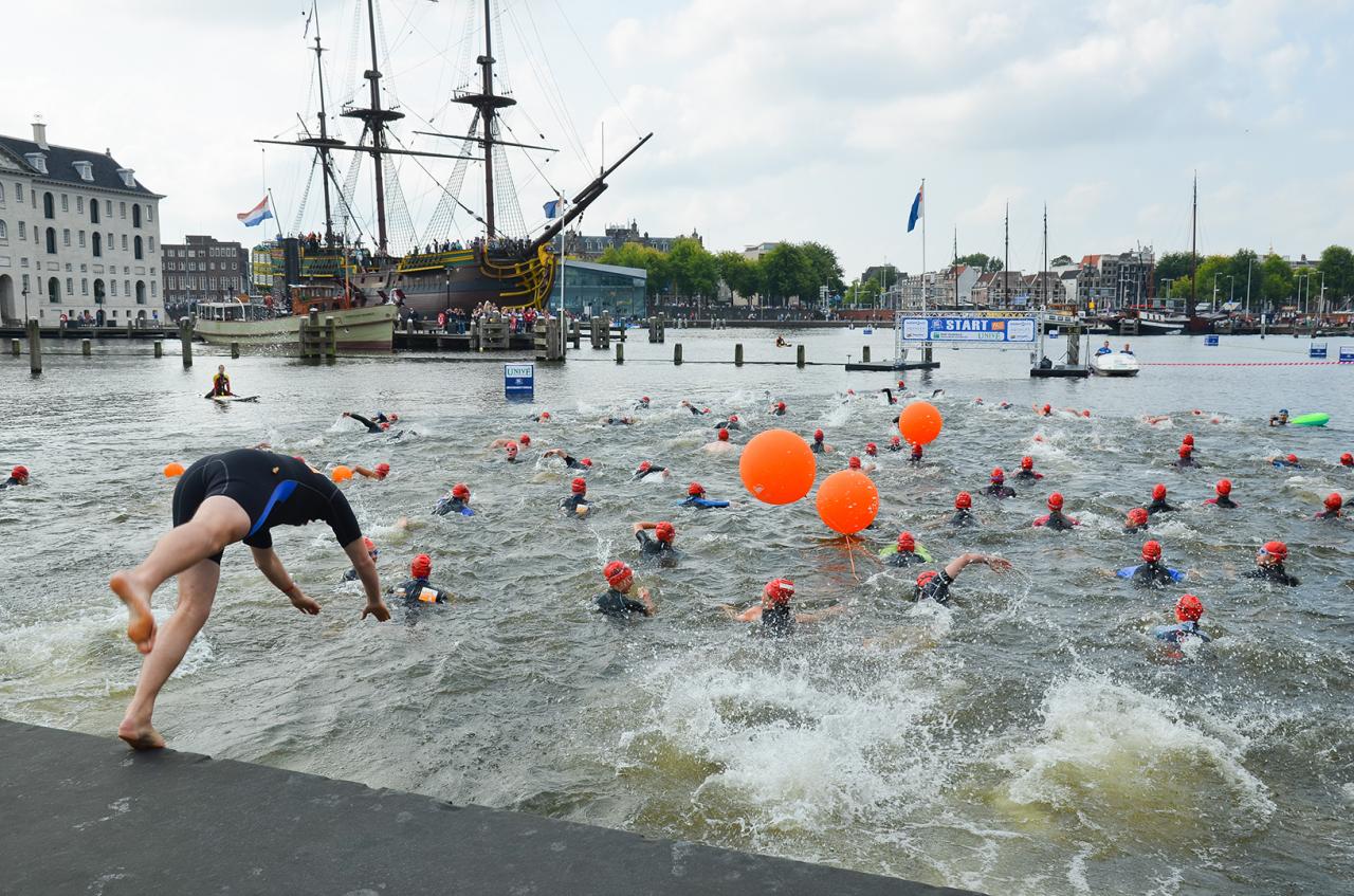 Dennis Stoutjesdijk zwemt de Amsterdam City Swim voor onderzoek naar ALS én vader Ruud