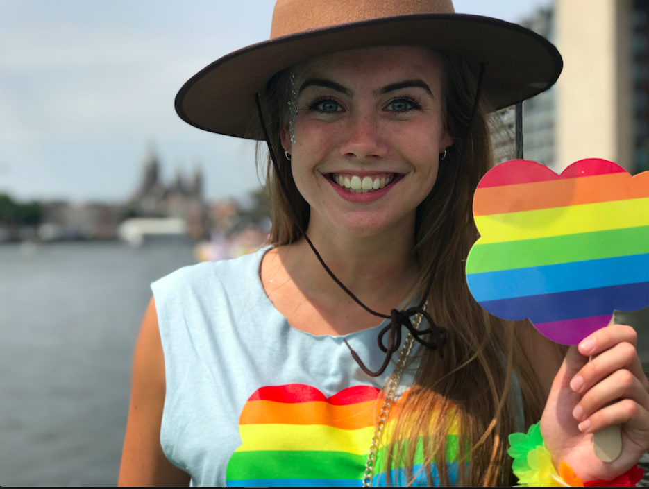 Wij dragen, met trots, Pride Amsterdam, een warm hart toe