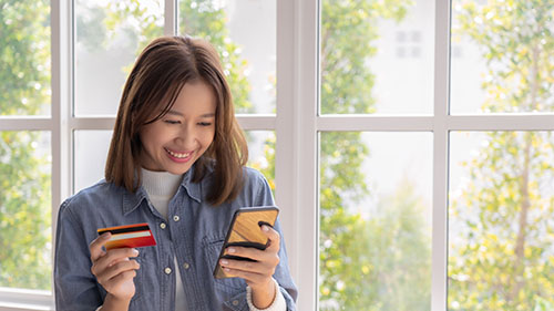 Mujer comprando online a través del móvil | Salesforce