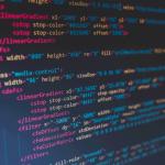 Bunter Programmiercode in vielen Zeilen auf einem Display abfotografiert.