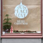 Ein weihnachtlich dekoriertes Schaufenster mit Tannenbaum