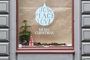 Ein weihnachtlich dekoriertes Schaufenster mit Tannenbaum
