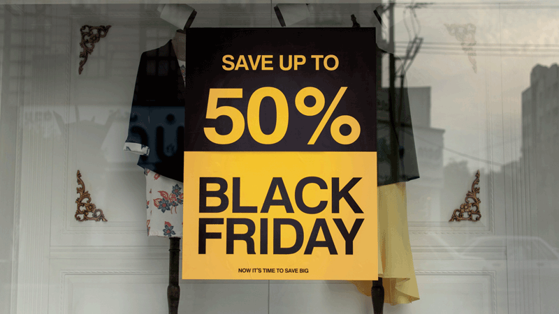 Ein Schaufenster mit einem Schild "Save up to 50% on Black Friday"