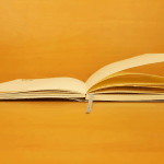 Ein gelbes Buch vor einem gelben Hintergrund