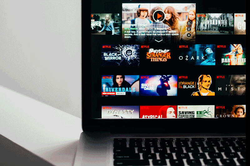Eine Filmauswahl von Netflix auf einem Laptop